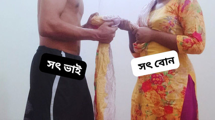 الأخ غير الشقيق يقوم بإغواء أخته لممارسة الجنس عندما تكون في المنزل بمفردها