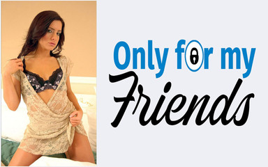 صديقتي وقحة كبيرة تبلغ من العمر 18 عامًا تخلق المتعة بأصابعها ولعبة الجنس وتلمس نفسها بأصابعها