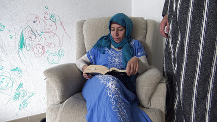 زوجة مصرية تسمح للزوج قرنية بوضعه في فمها