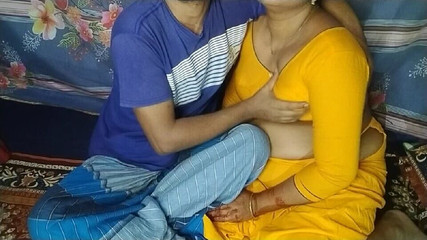 أخت القرية الساخنة للغاية تقضي ليلة واحدة مع أخيها غير الشقيق