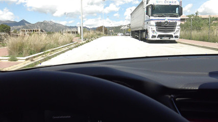 امرأة مسلمة محجبة لا تستطيع دفع أجرة سائق التاكسي الألماني