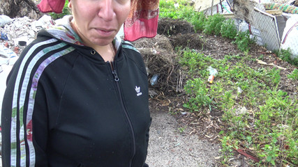 رجل ألماني قرني يلتقط فتاة كردية مسلمة لممارسة الجنس في السيارة