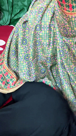 فتاة عاملة جميلة تمارس الجنس بجد في المنزل في وقت العمل ولها مالك