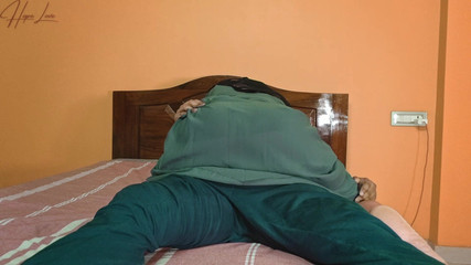 امرأة محجبة تقيم علاقة جنسية مع جارتها