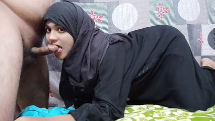 أخت صديقي المسلمة دعته إلى منزله بحجة العمل وجعلته يمص قضيبه