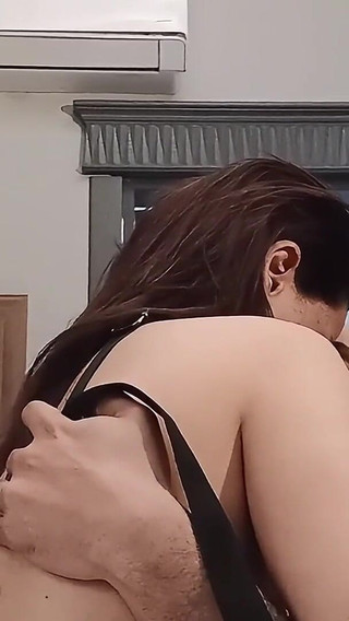 عاهرة غزة اللعينة في الفندق