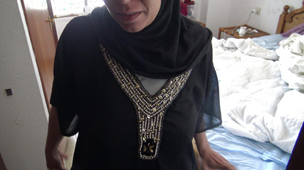 امرأة مسلمة عاهرة وتضاجع رجلاً ألمانيًا بدون واقي ذكري