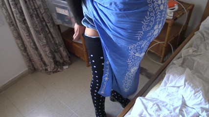 جندي أمريكي يمارس الجنس مع زوجته المسلمة داخل الأحمق لها