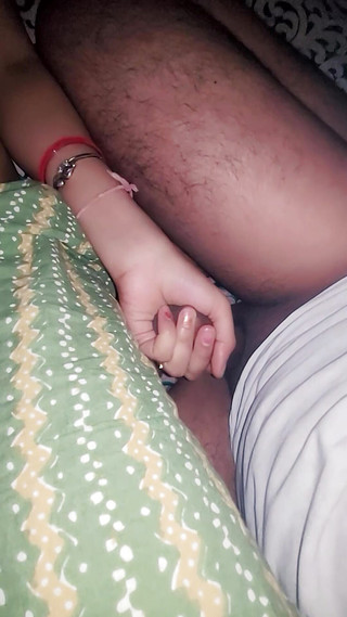 زوجة الأب البنجلاديشية تظهر بزازها الكبيرة لحبيبه اللعنة