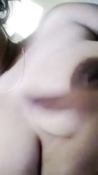 فتاة سريلانكية تاميلية تبلغ من العمر 18 عامًا