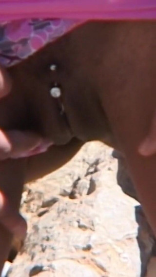 كانيلي: كانيلي يتبول جيدًا على الصخرة