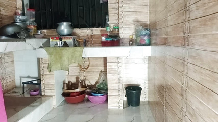 لقد بدأت سخيف زوجتي الناضجة في المطبخ