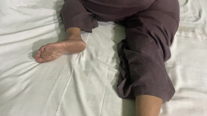 فتاة هندية تستمتع مع أخيها عندما تكون بمفردها في المنزل