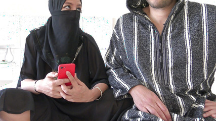 زوجة عربية تقول لزوجها أنها مثلية وتريد أن تلعق كسها