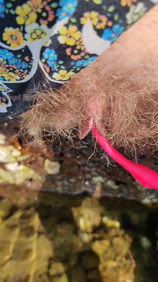 كس مشعر مع Lovense التبول في الماء